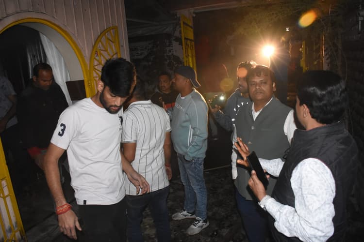 Dhanbad News : रेस्टोरेंट मालिक के घर में लगी भीषण आग, लाखों की संपत्ति जलकर खाक