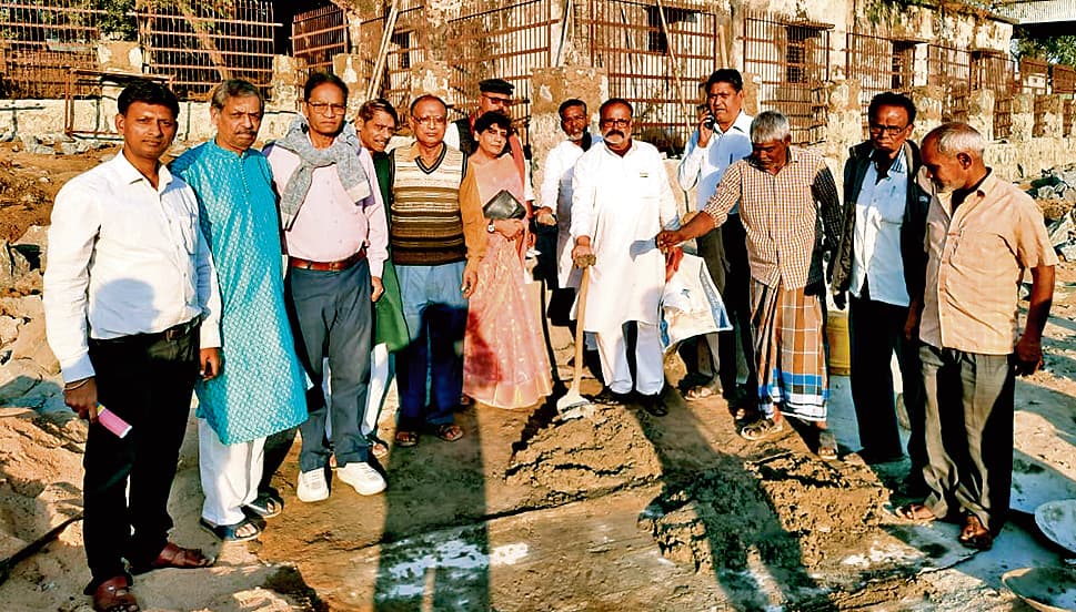 Dhanbad news: रेजली बांध जीर्णोद्धार में घटिया काम करने का आरोप