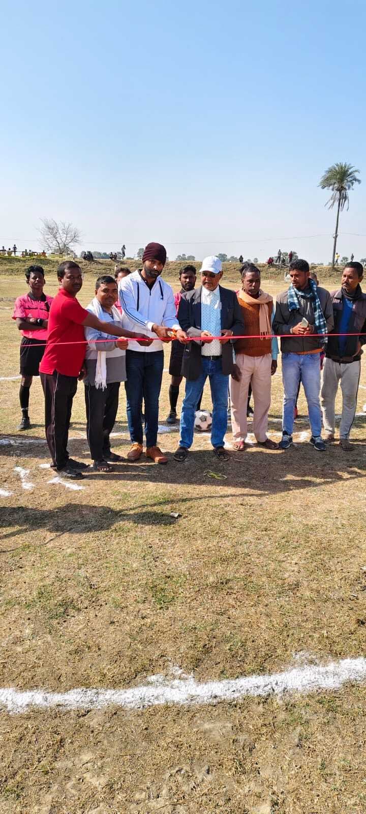 Bhagalpur news दो दिवसीय फुटबॉल टूर्नामेंट का मुखिया ने किया उद्घाटन