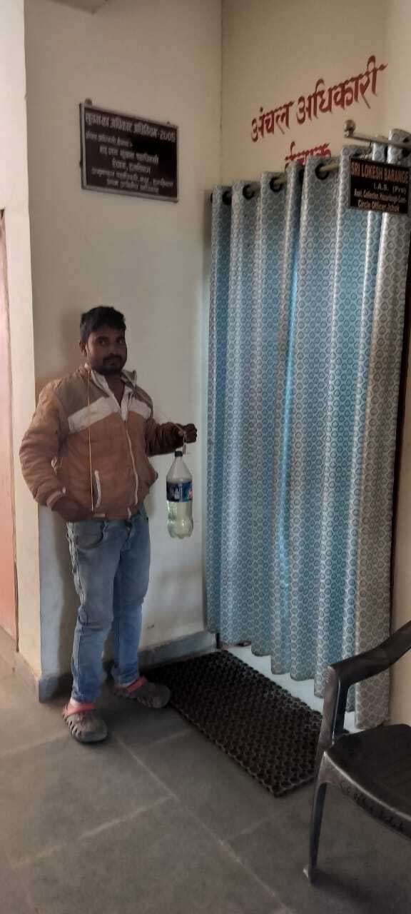 आत्मदाह करने पहुंचे युवक को आइएएस ने मनाया