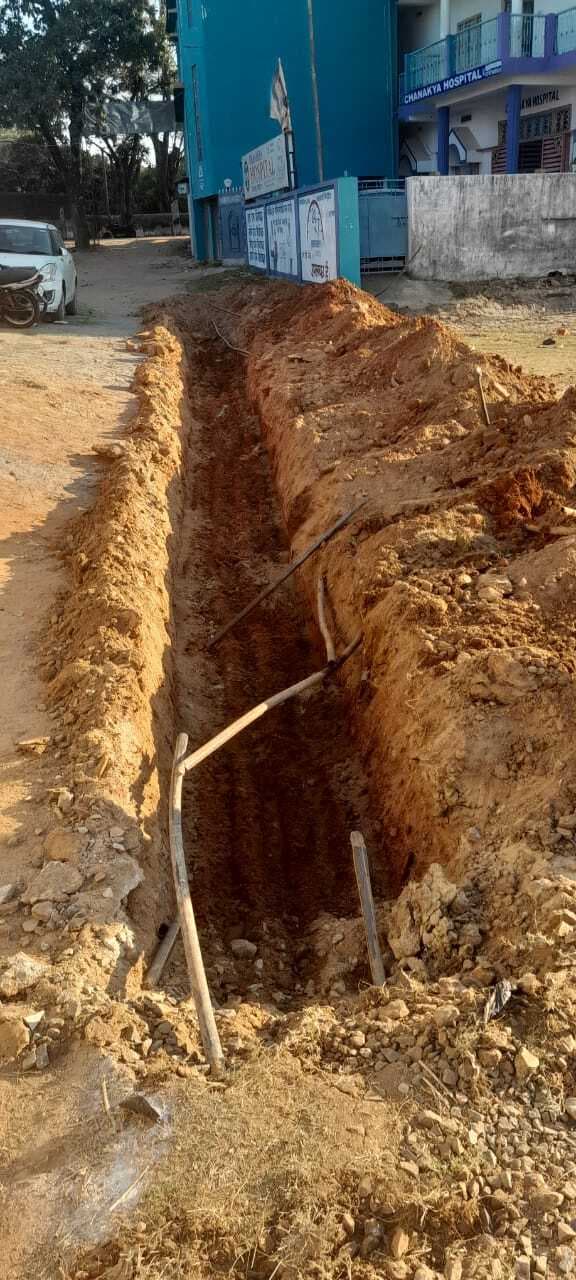 वार्ड पांच एसपी कोठी मुहल्ला का रास्ता काटा, मुहल्लेवासियों की परेशानी बढ़ी