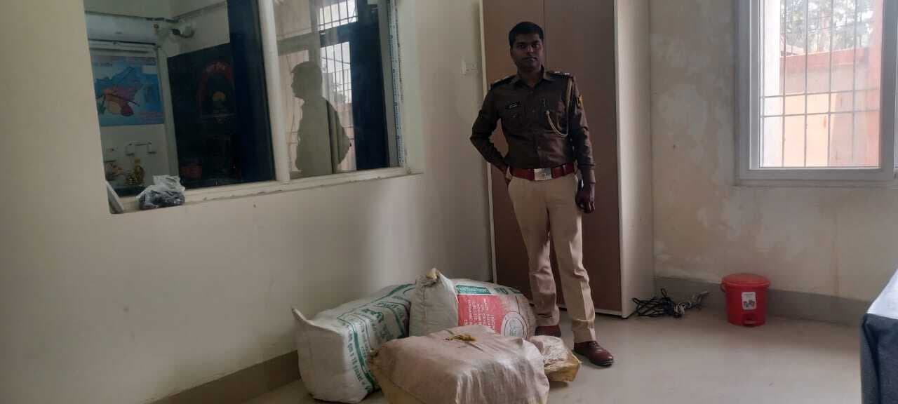 पुलिस ने की छापेमारी, 57 किलो गांजा बरामद