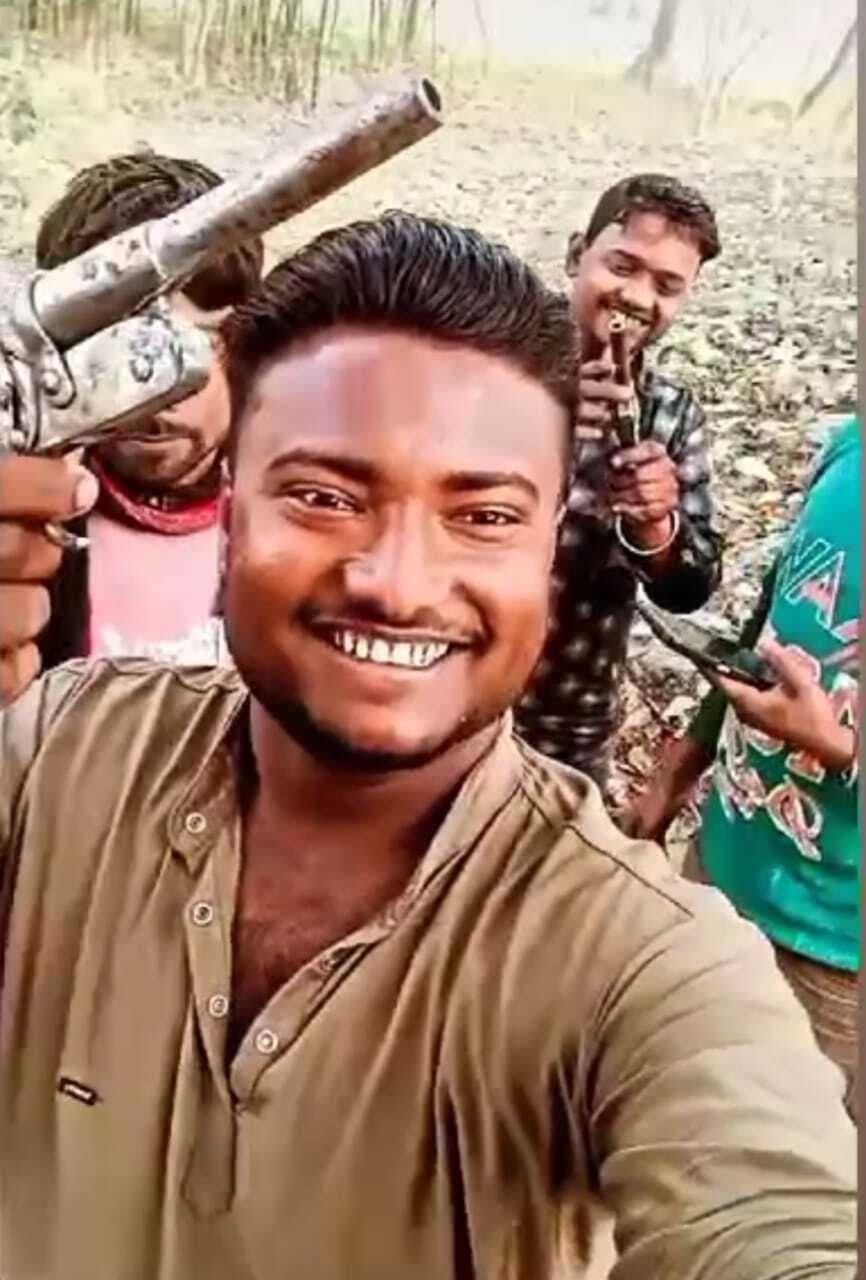 अवैध हथियार के साथ पांच युवक का वीडियो वायरल