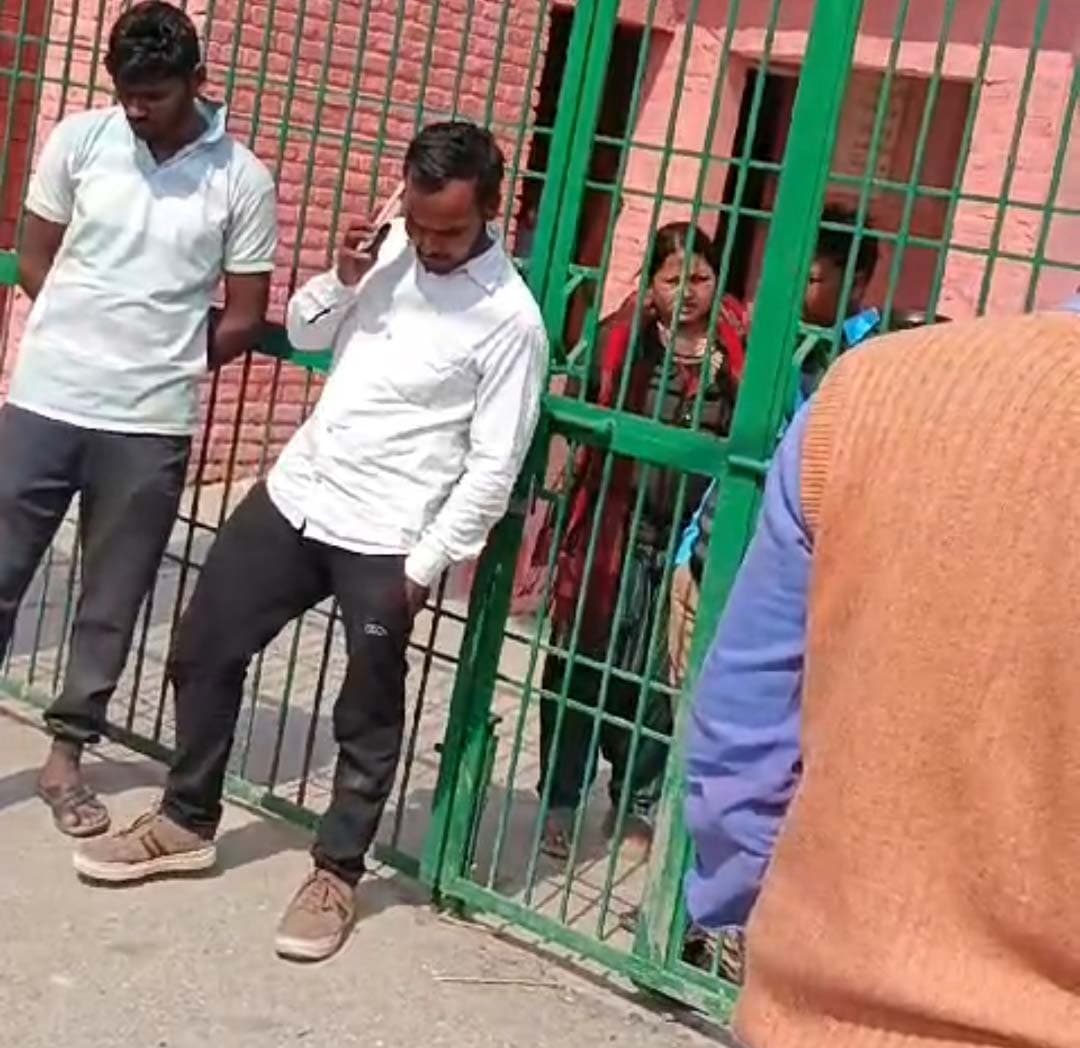ग्रामीणों ने स्कूल में की तालाबंदी, दिया धरना