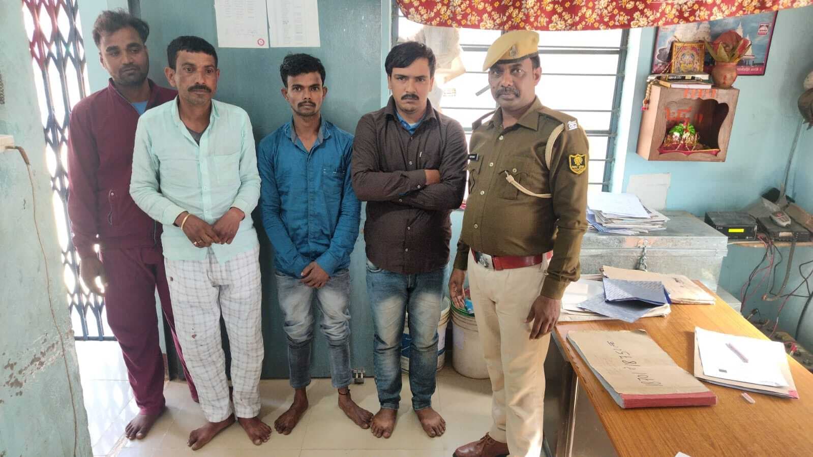 शराब पीकर हंगामा कर रहे ऑटो पर सवार युवकों को किया गिरफ्तार