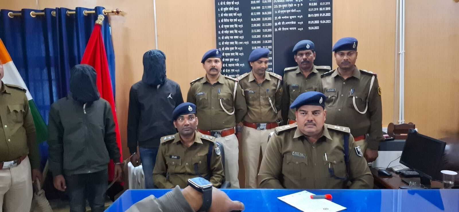 लूट कांड का हुआ उद्भेदन, हथियार व लूट का सीमेंट बरामद, दो अंतरजिला अपराधी गिरफ्तार