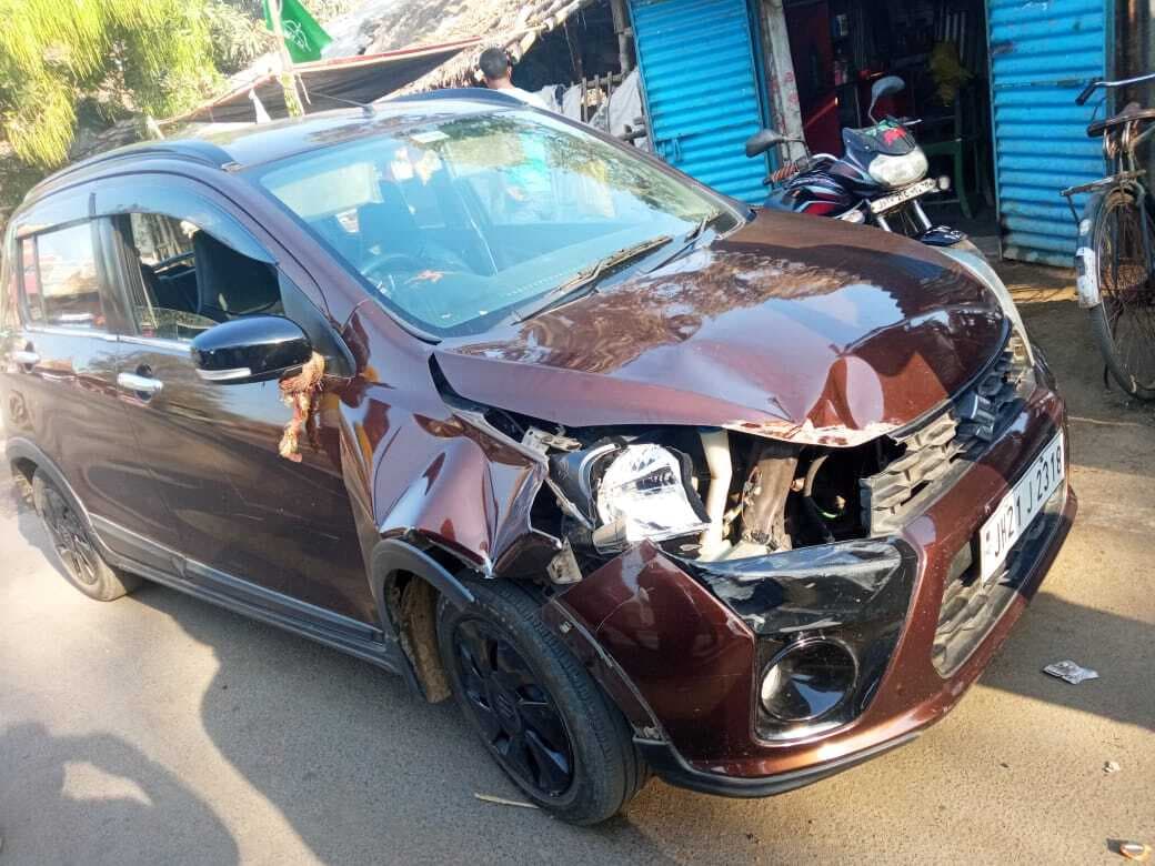 शिक्षक की कार बस से टकराई, लगी चोट