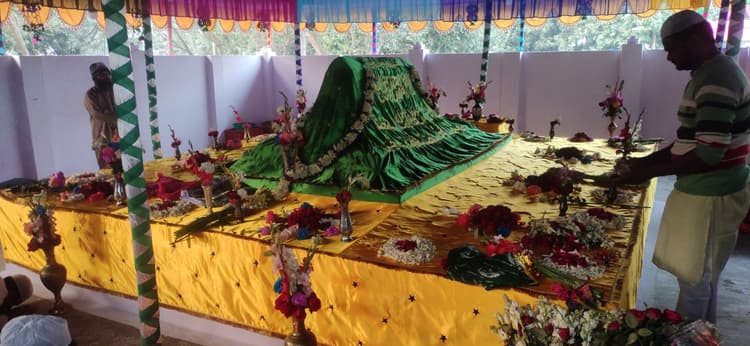 उर्स में रोशनगंज मजार पर की गयी चादरपोशी