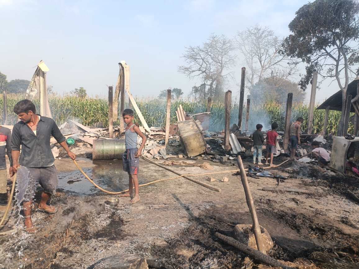 आग लगने से चार घर जलकर राख, लाखों की संपत्ति खाक