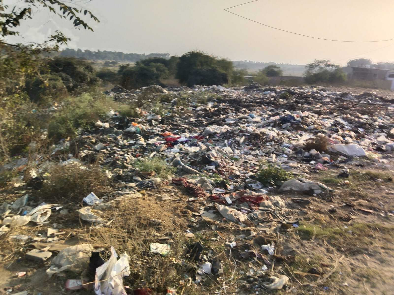 सड़क किनारे कचरा डंपिंग होने से लोगों को होती है परेशानी