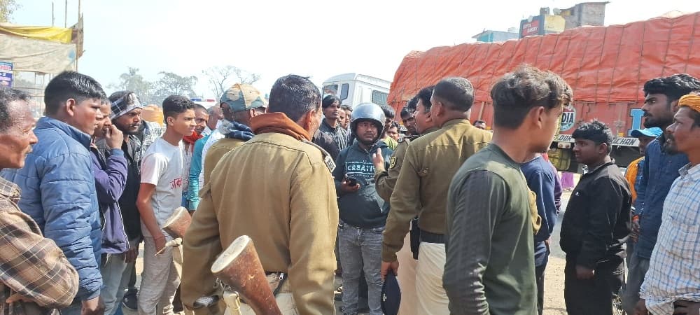 यात्री बस की ठोकर से बालक घायल, बस जब्त