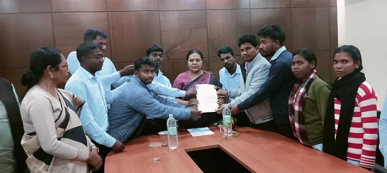 Lead News:  शैक्षणिक संस्थानों में देवनागरी से हो संताली की पढ़ाईपेज-2<bha>--</bha>-संताल स्टूडेंट्स और यूनिवर्सिटी टीचर्स एसोसिएशन ने की सरकार से मांग संताली क़े लिए देवनागरी लिपि को दी जाय मान्यता