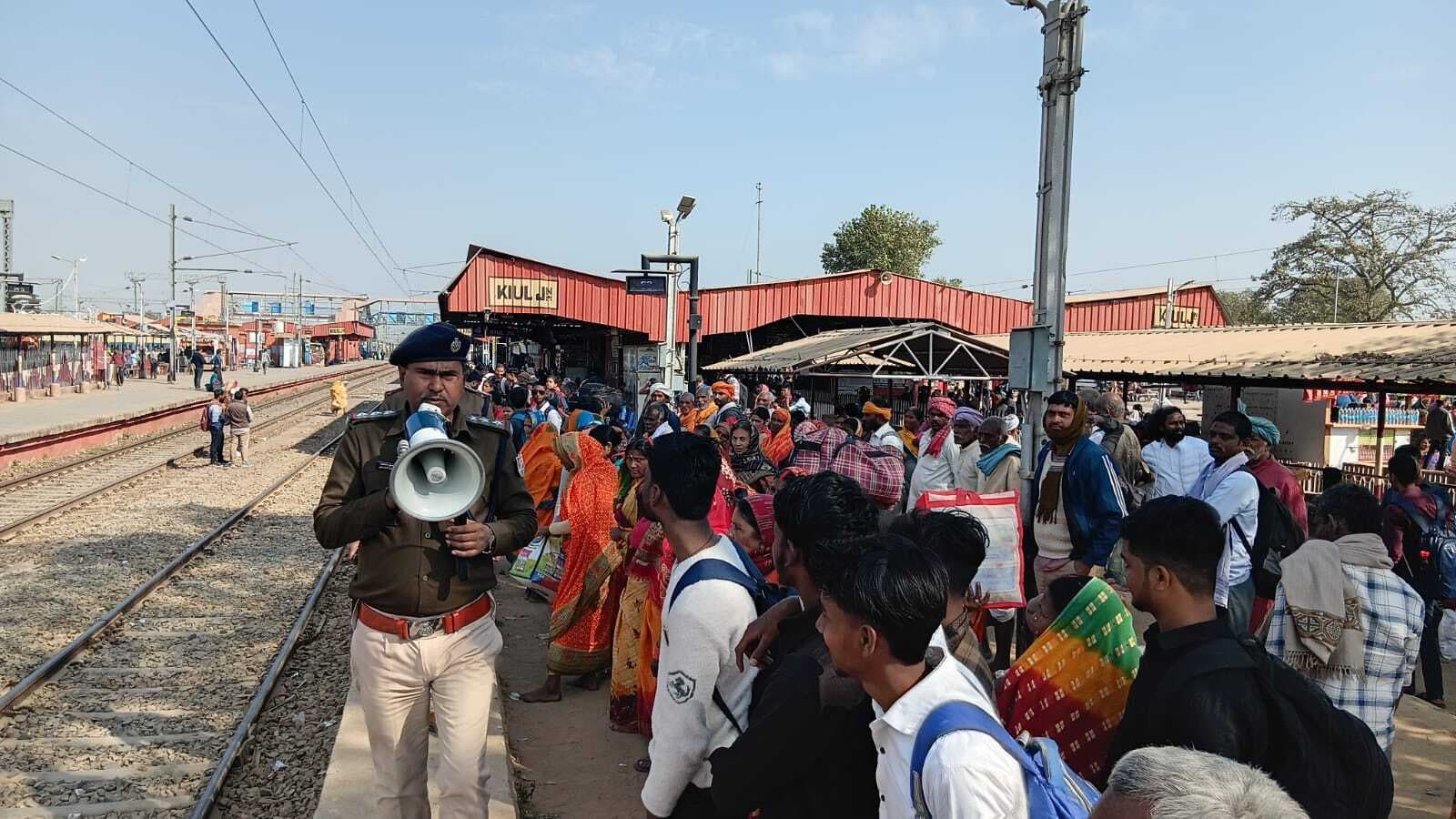 प्रयागराज की ओर जाने वाली ट्रेनों में यात्रियों की भीड़ बरकरार