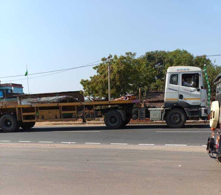 Accident News : ट्रेलर की चपेट में आकर स्कूटी सवार युवक की मौत, दो घायल