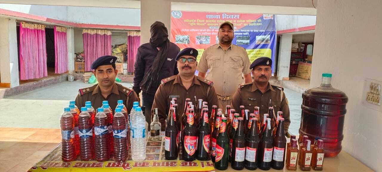 उधवा में नकली शराब बनाने और बेचने के मामले में दुकानदार गिरफ्तार