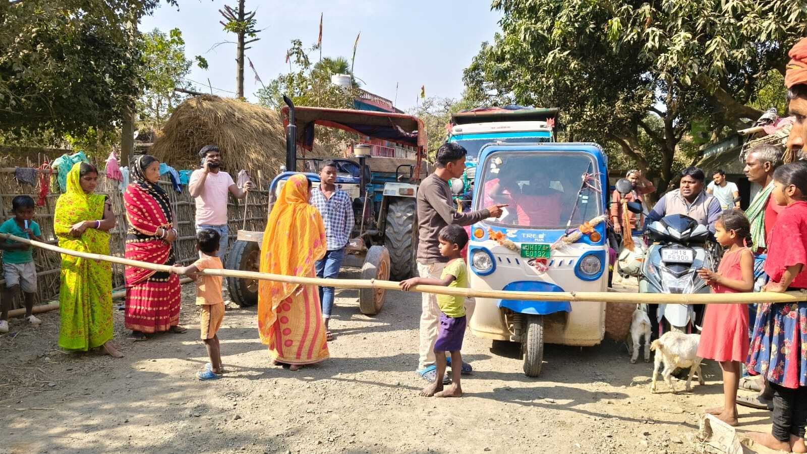 सड़क पर उड़ते धूलकण से परेशान ग्रामीणों ने किया सड़क जाम