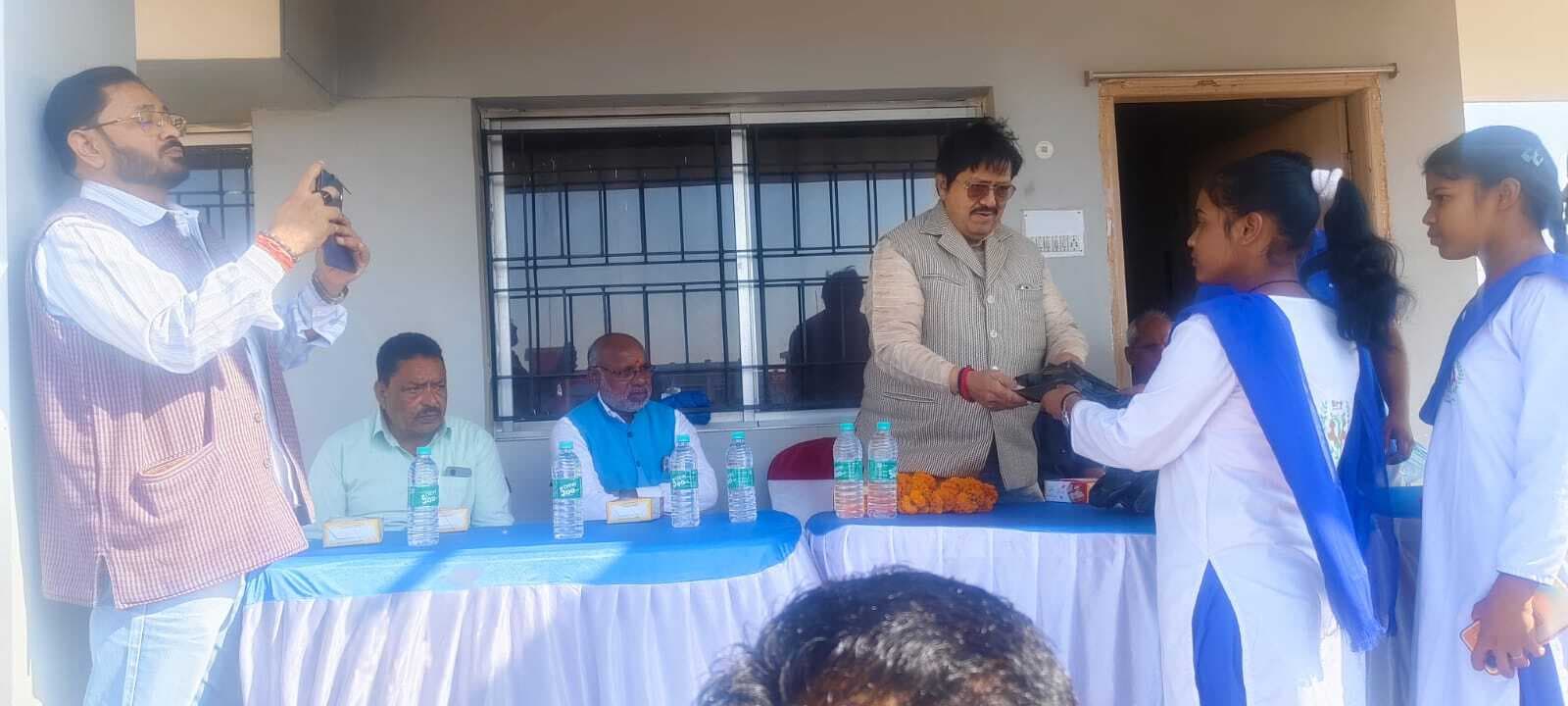 चहारदीवारी निर्माण कार्य का विधायक ने किया शिलान्यास