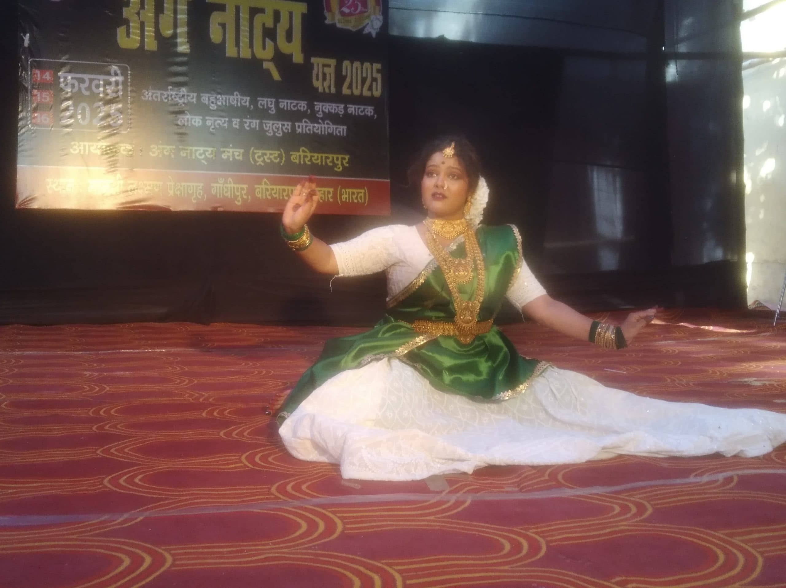 अंग नाट्य मंच पर देश भर के कलाकार बिखेर रही अपनी कला