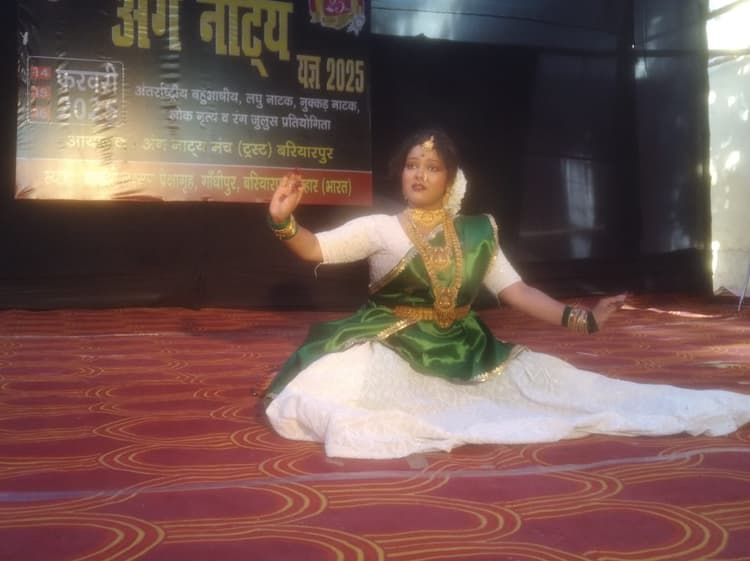 अंग नाट्य मंच पर देश भर के कलाकार बिखेर रही अपनी कला