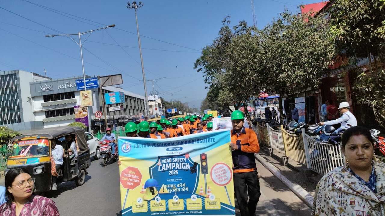 Jamshedpur news. सड़क सुरक्षा के लिये बिष्टुपुर में निकाली रैली