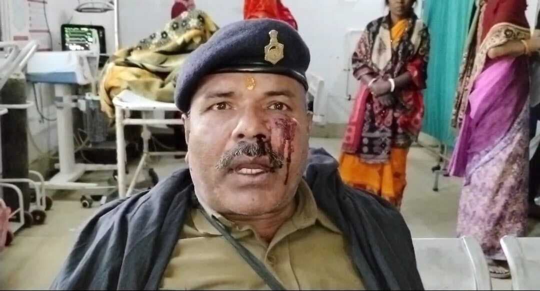 Deoghar News : विवाद सुलझाने गये हवलदार के साथ मारपीट, हथियार छीनने का भी लगाया आरोप