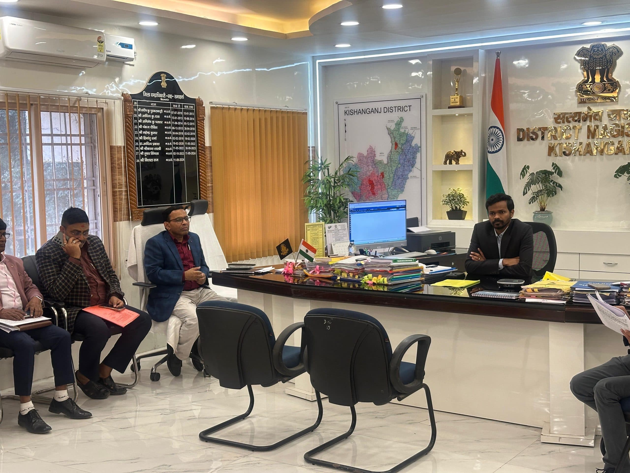 मैट्रिक परीक्षा  शांतिपूर्ण व कदाचारमुक्त कराने का डीएम ने दंडाधिकारियों को दिया निर्देश