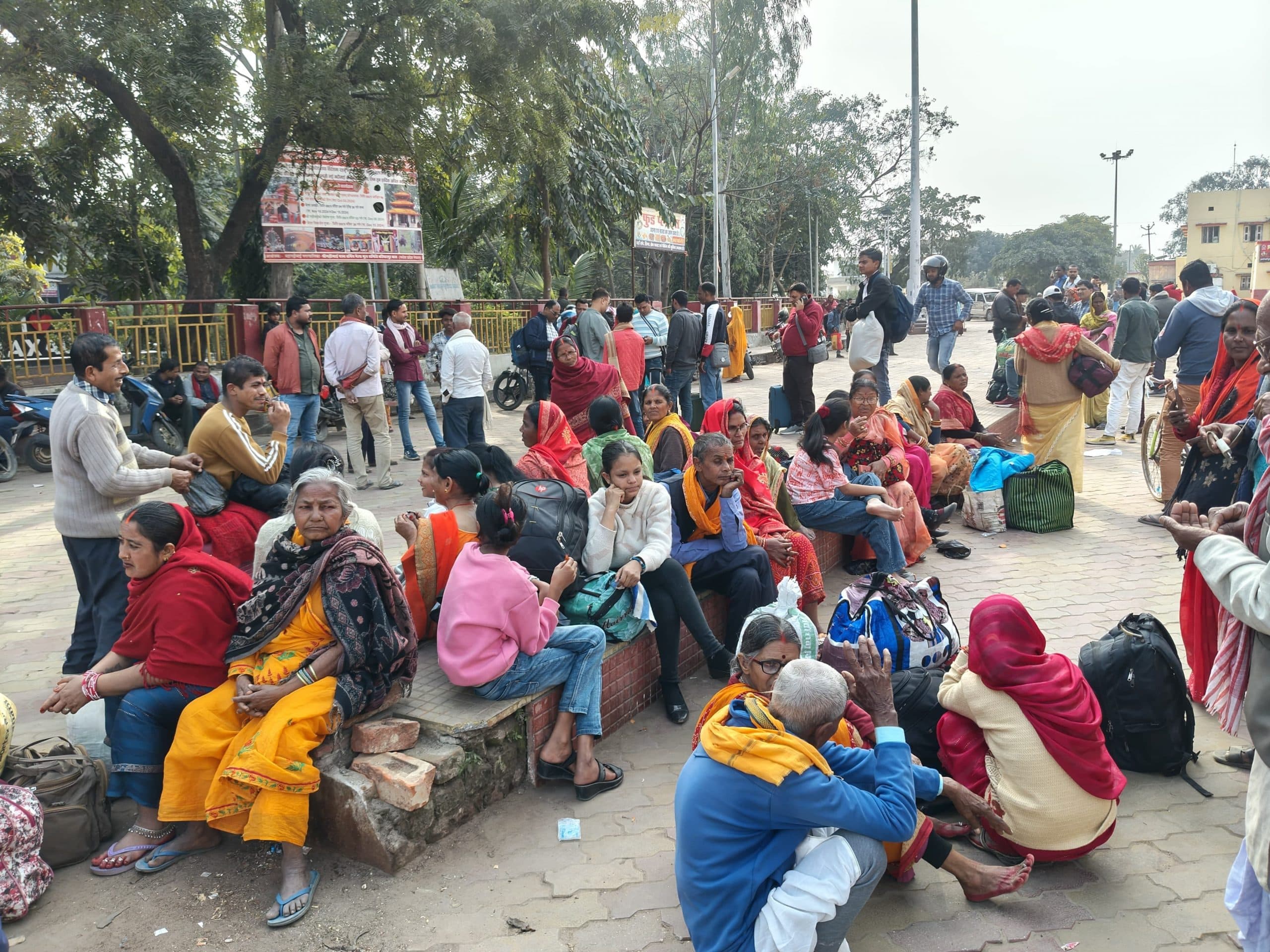 प्रयागराज होकर लोकमान्य तिलक जा रही सुपरफास्ट ट्रेन में नहीं सवार हो सके दो हजार लोग
