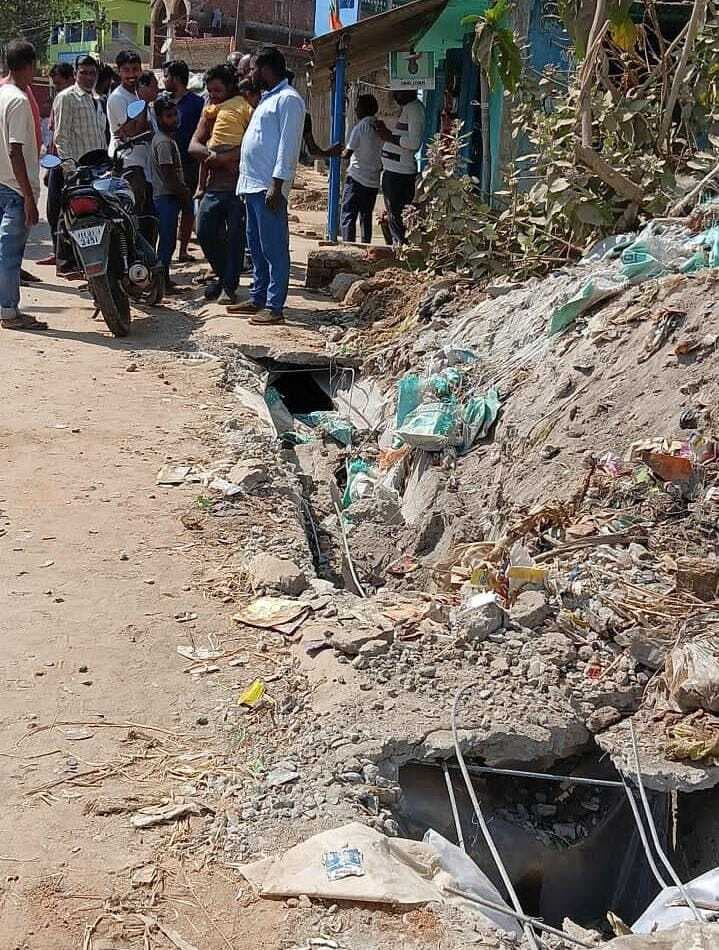 ग्रामीणों ने नाला निर्माण कार्य में अनियमितता का लगाया आरोप