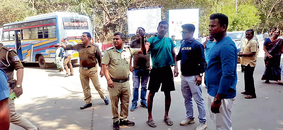 सरकारी अस्पताल में शराबी का हंगामा, रोगी परेशान