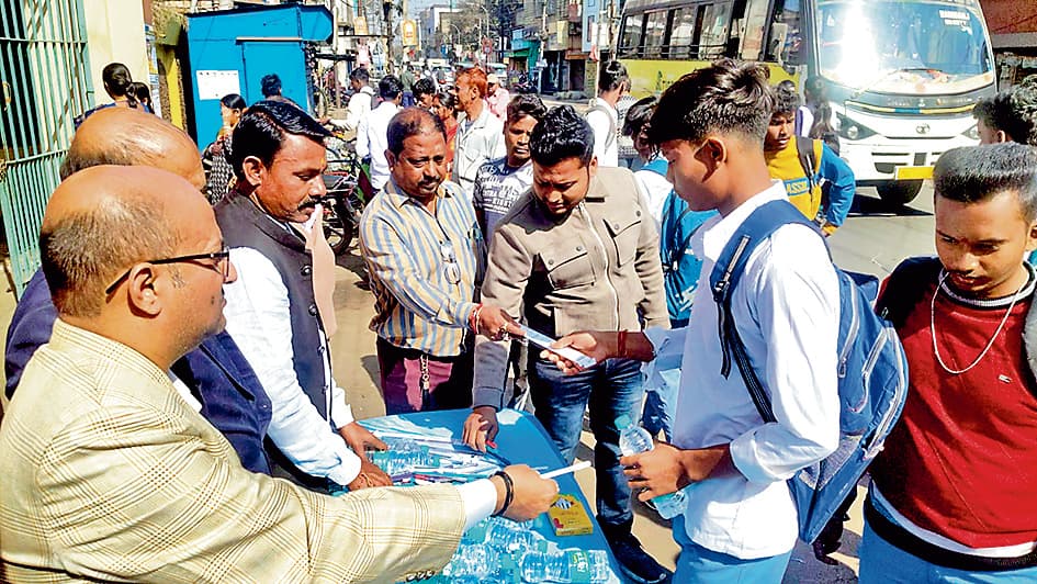 माध्यमिक परीक्षार्थियों को तृणमूल संगठनों का प्रोत्साहन