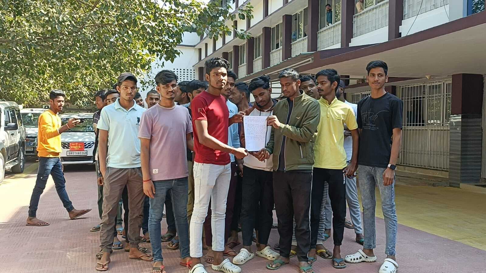 छात्रों ने डीएम को दिया ज्ञापन