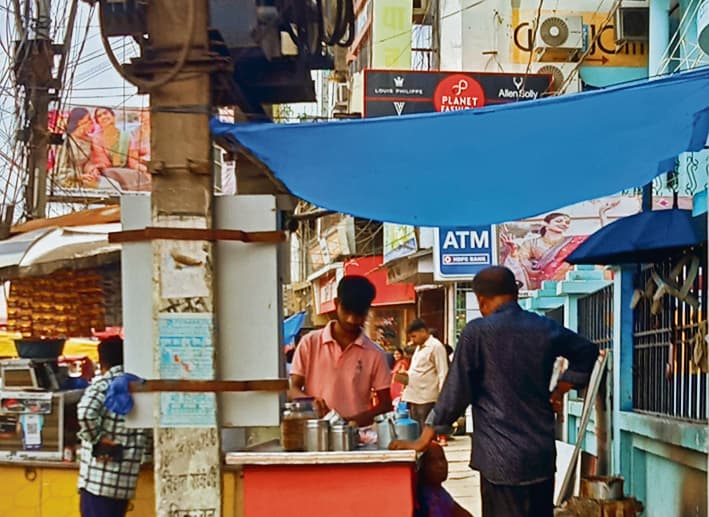 Chapra News : ऊपर मौत के रूप में ट्रांसफॉर्मर नीचे जीवन के लिए दुकानदारी