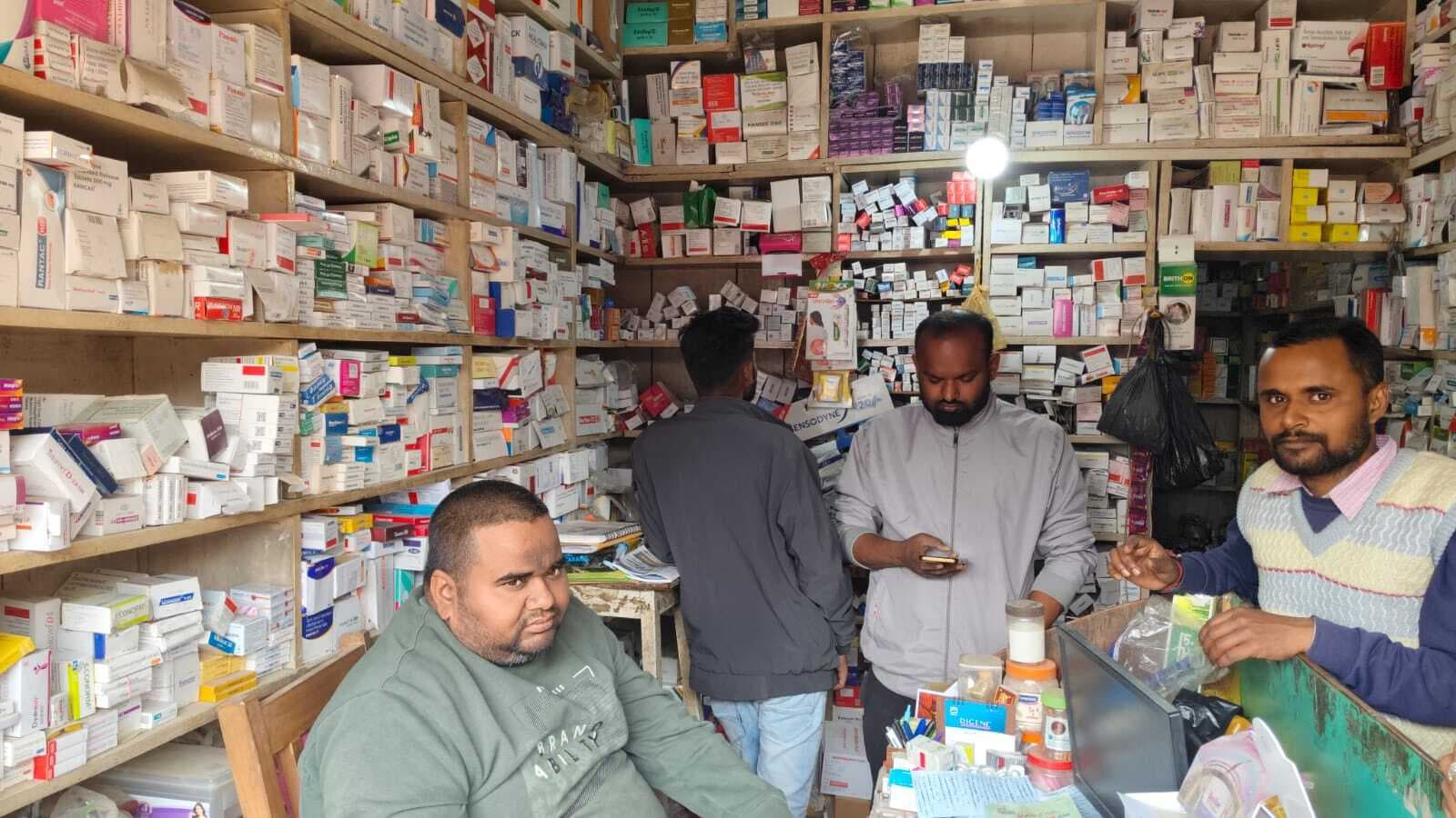 Madhubani News : दवा की कीमतें बढ़ने से गरीब व मध्यम वर्गीय परिवार परेशान