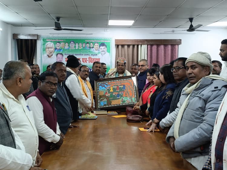 Madhubani News : प्रदेश अध्यक्ष ने नव गठित कमिटी के सदस्यों को दिया मनोनयन पत्र