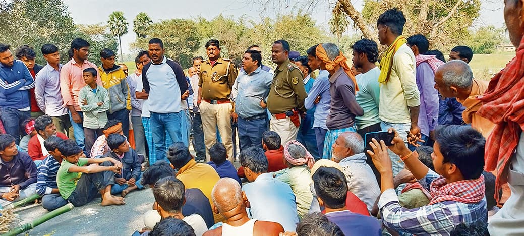 Chapra News : श्मशान घाट में शव जलाने से रोकने पर आक्रोशित ग्रामीणों ने मुख्य मार्ग को आठ घंटे तक किया जाम