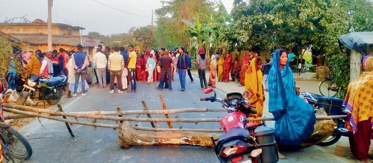 hajipur news.बाइक की टक्कर से वृद्ध महिला की मौत, विरोध में सड़क किया जाम