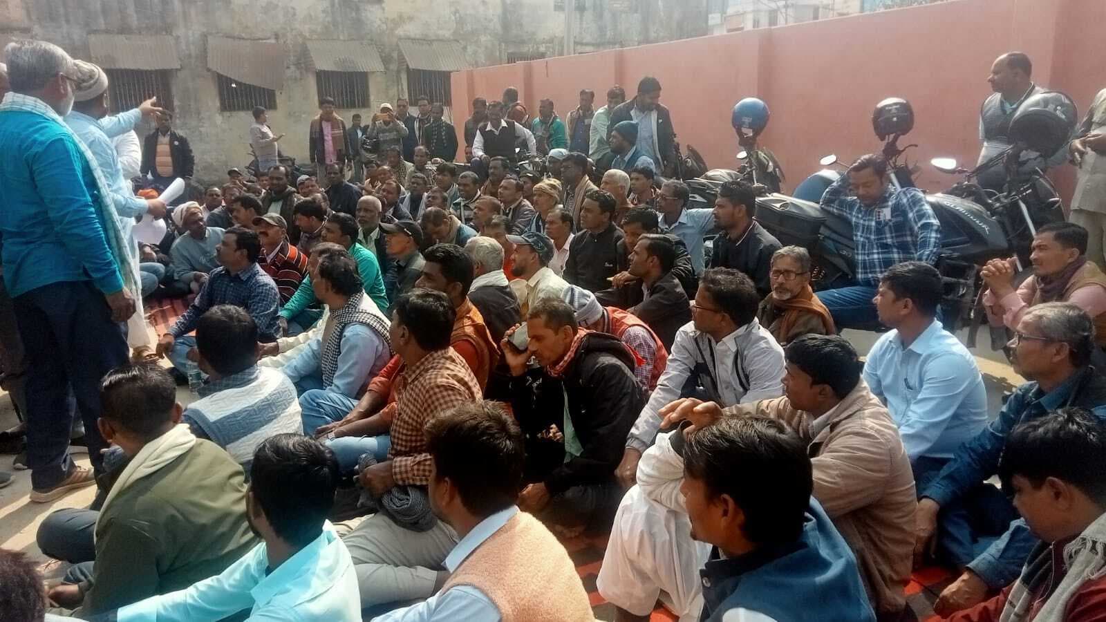 Madhubani News : शिक्षा सेवकों व तालिमी शिक्षकों ने दिया धरना