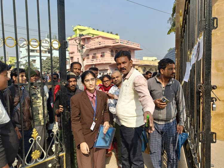 Madhubani News : शांतिपूर्ण वातावरण में शुरू हुई सीबीएसइ की 10 वीं की परीक्षा