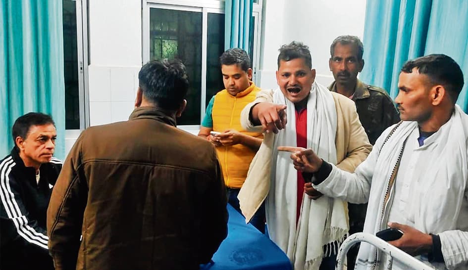 चौथी मंजिल पर तड़पती रही मरीज, देखने नहीं गये डॉक्टर