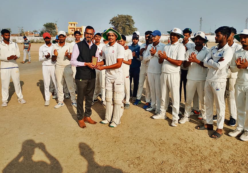 सीनियर क्रिकेट लीग में कैमूर और कुदरा की शानदार जीत