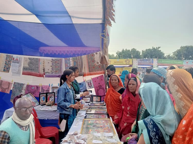 नाबार्ड रुरल मार्ट की मिथिला पेंटिंग आकर्षण का केंद्र रहा