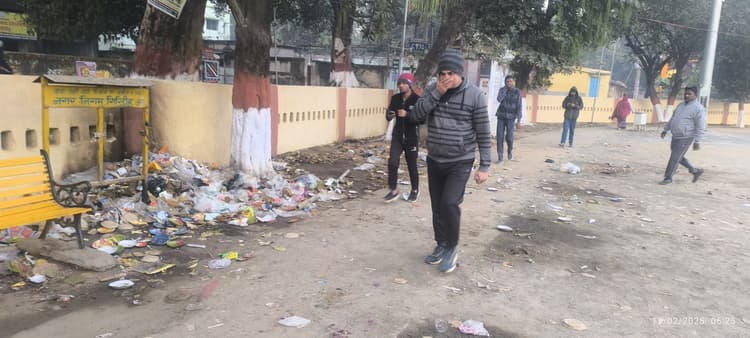 Giridih News :झंडा मैदान में पसरी है गंदगी, नाक पर हाथ रख करते हैं मॉर्निंग वॉक