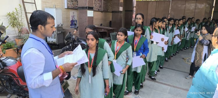 Giridih News : सीबीएसइ बोर्ड परीक्षा शुरू, 3714 हुए शामिल