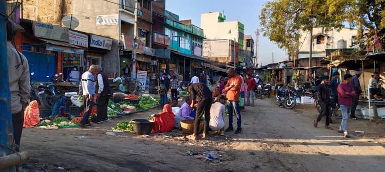 Giridih News :गावां चौक पर लगती हैं सब्जी की दुकानें, दुर्घटना की आशंका