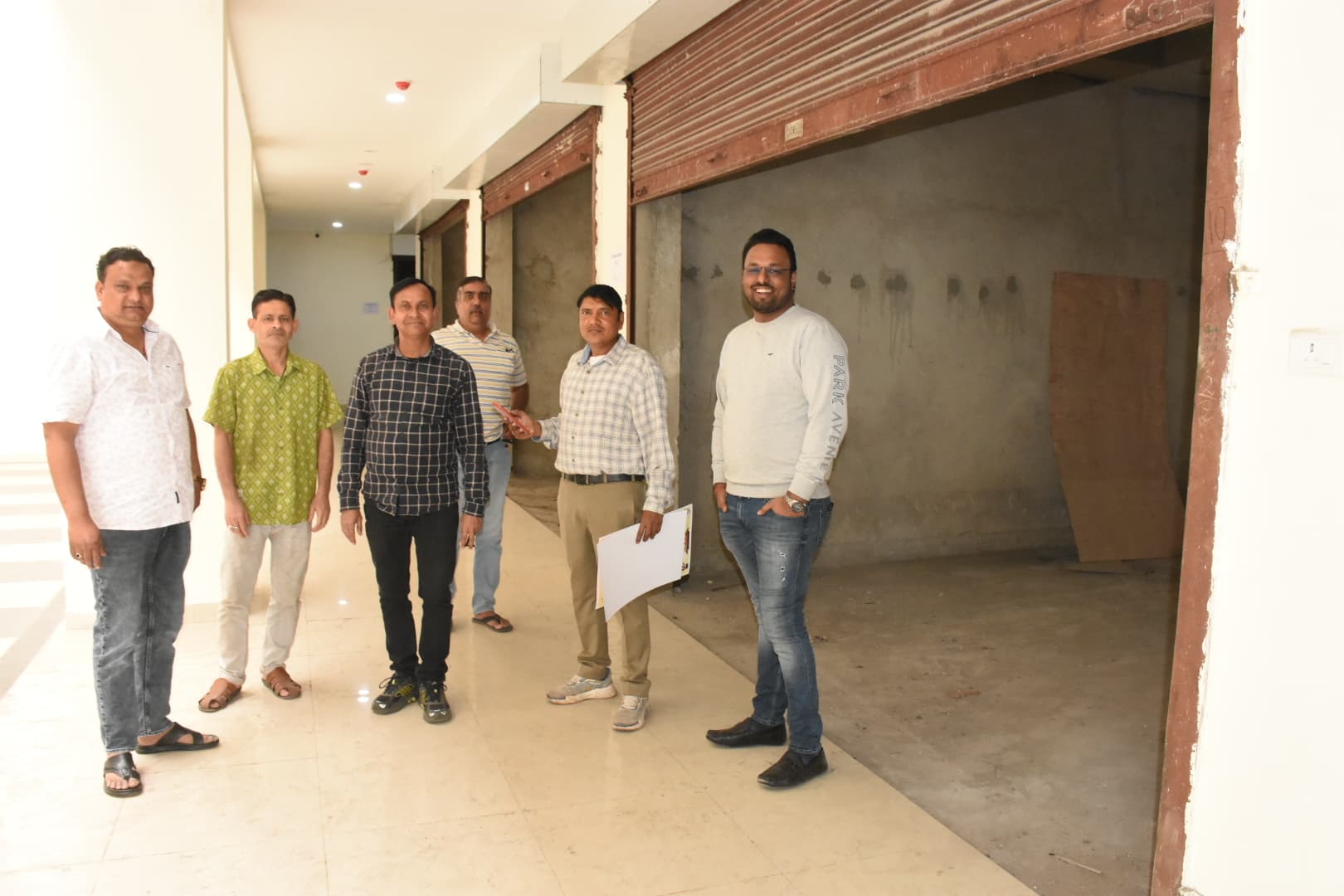 Dhanbad News: खुला डीएमसी मॉल, पहले दिन 300 लोगों ने देखी दुकानें