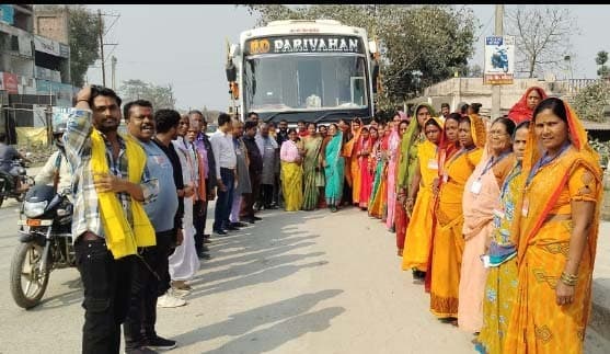 महाकुंभ स्नान के लिए अमौर से रवाना हुआ 60 श्रद्धालुओं का जत्था