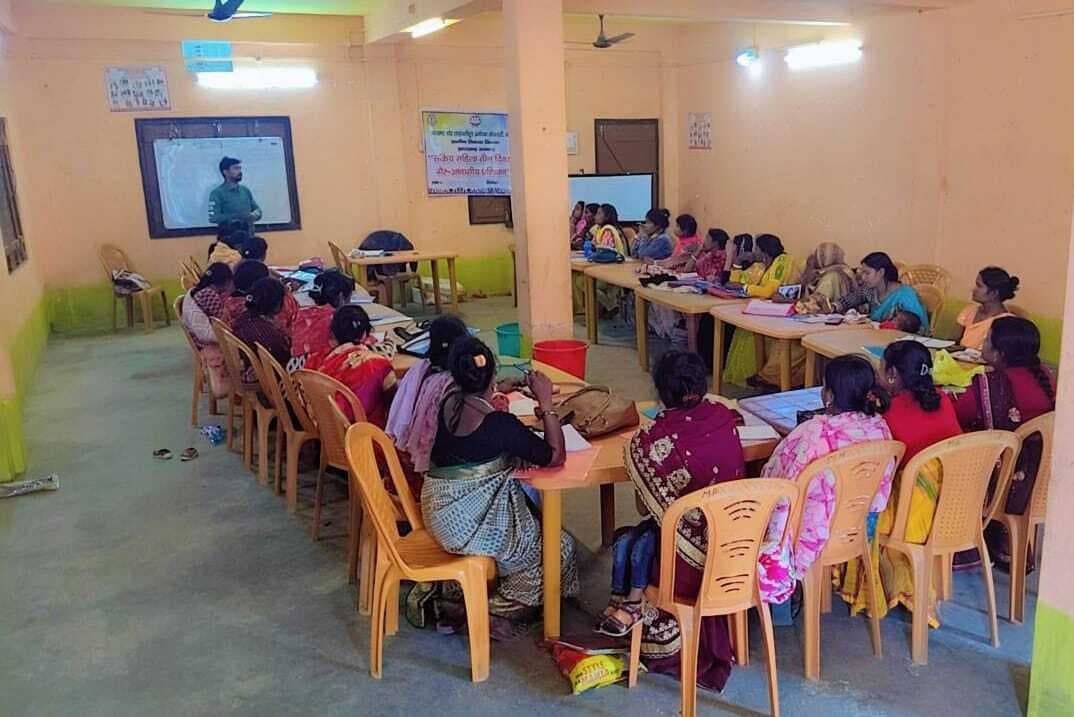 महिलाओं को दिया जा रहा प्रशिक्षण