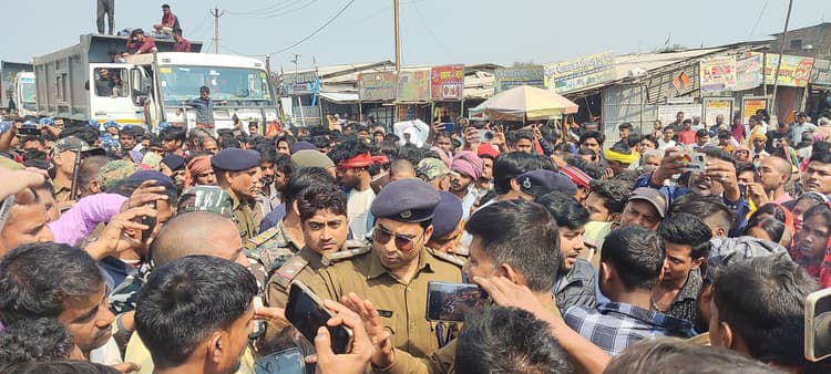 शव को ठेले पर रखकर घंटों किया सड़क जाम