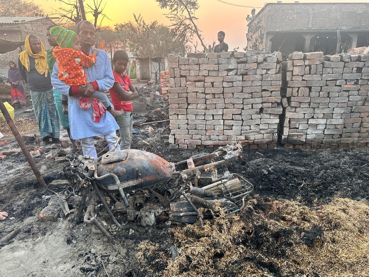 टीकारामपुर के अग्नि पीड़ित परिवारों को मिला 12-12 हजार का चेक