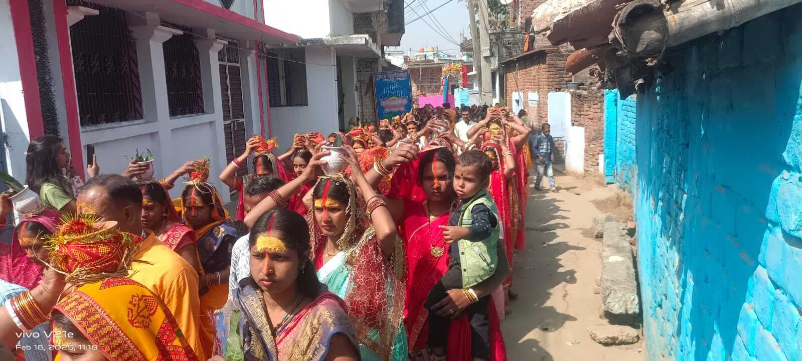 चरघरा भोलेनाथ मंदिर में शिवलिंग स्थापना को लेकर निकाली गयी कलश शोभायात्रा